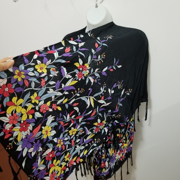 Floral kimono in black base - Picture 3 of 5